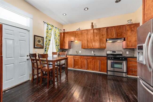 Building Photo - 2111 26th St Rental