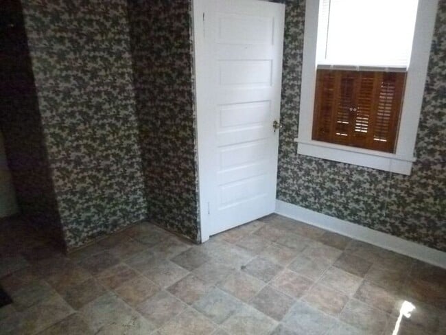 Building Photo - 2 Bedroom Home with Fenced Yard