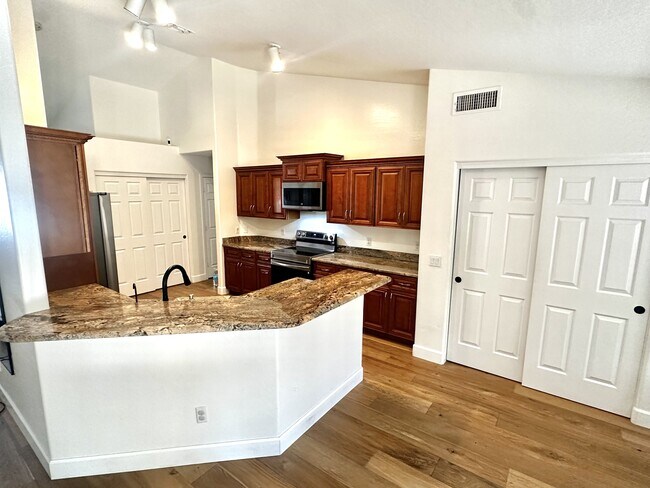 Photo - 723 W Leah Ct