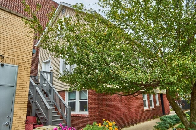Photo - 2032 W Roscoe St Apartment Unit 1