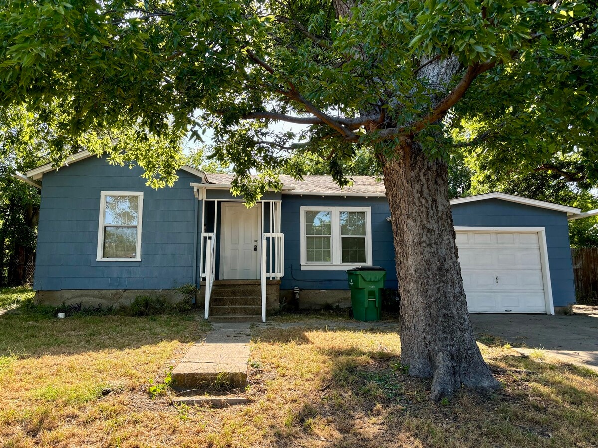 Photo - 702 S College St