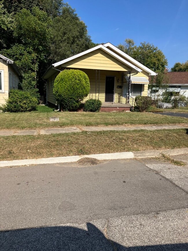 Building Photo - Coming Soon- 2 bedroom, 1 bath, detached g... Rental