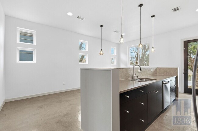 Photo - 1520 Parker Ln