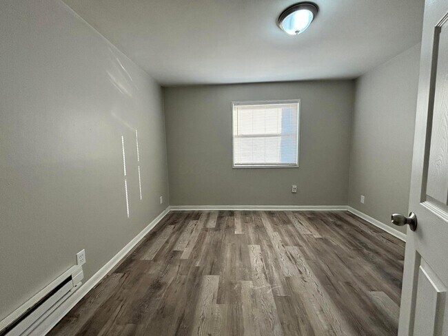 Photo - 308 Wrexham Ave Unit 4