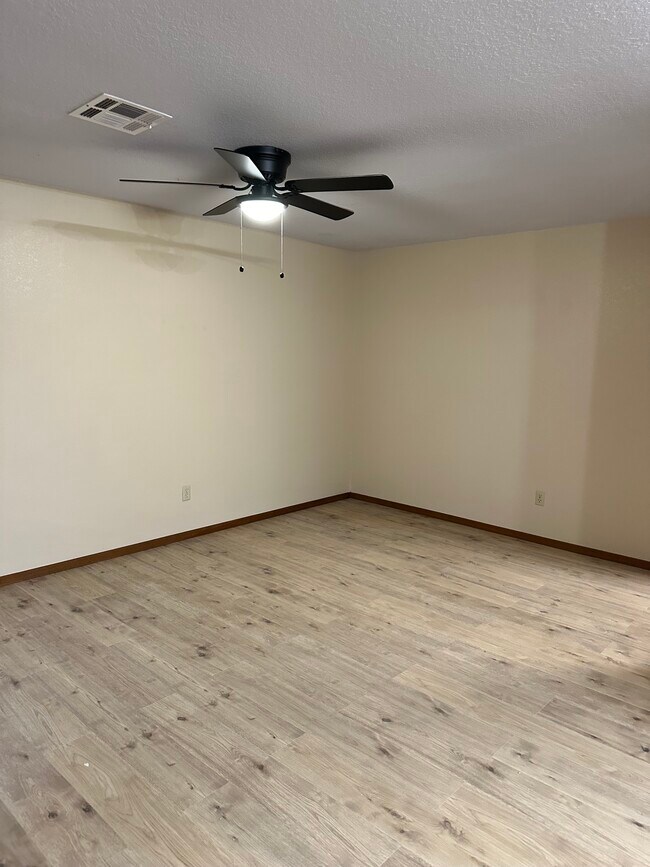 9105 Stonegate Townhome Townhome Rental in Midwest City OK