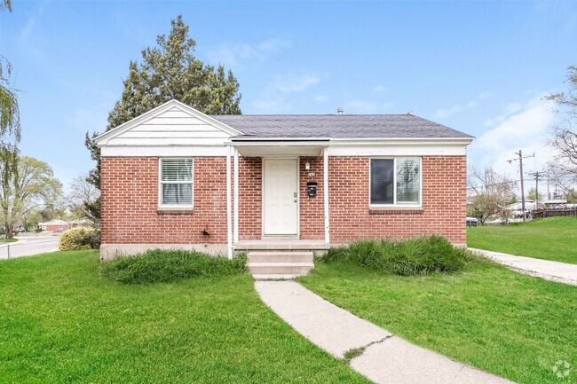 Building Photo - Spacious 4 Bed, 2 Bath Pet-Friendly Home w...