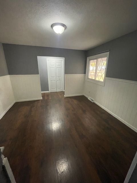 Photo - 3 bedroom home with sun room close to lake!