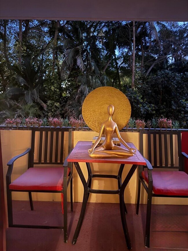 Photo - 1147 Hillsboro Mile Unit 204