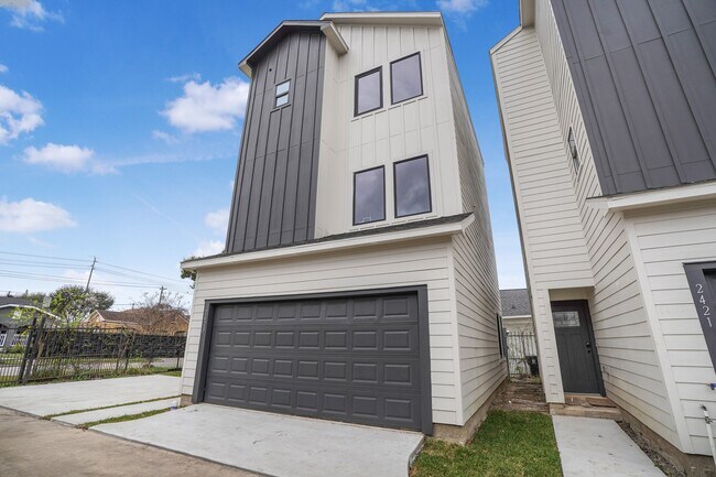 Photo - 2419 Rosewood St