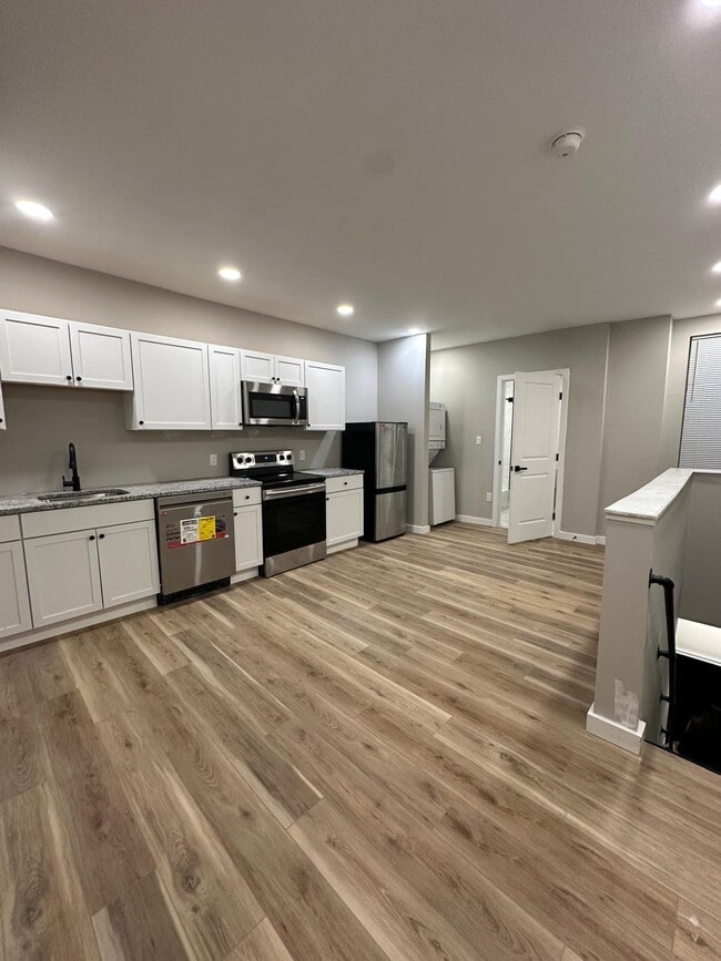 Building Photo - 4250 Lancaster Ave Unit 2