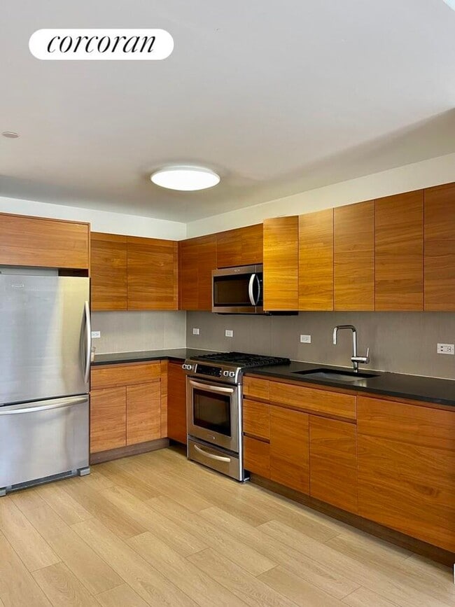 Photo - 550 W 45th St