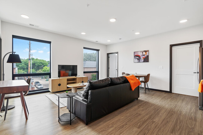Building Photo - 423 E Michigan St Rental