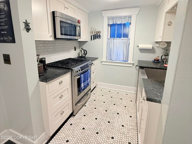 Building Photo - 623 Grant St