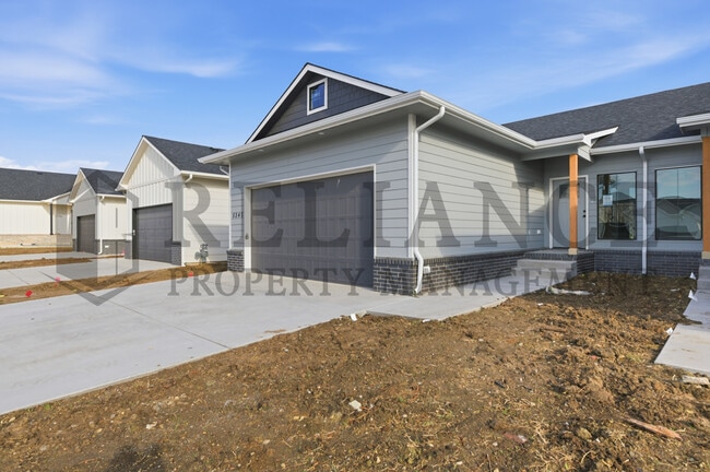 Building Photo - 5240 N Pinecrest Ct