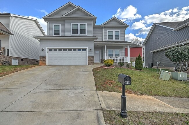 Building Photo - 4 Bedroom / 2.5 Bath Home  Kingsport, TN