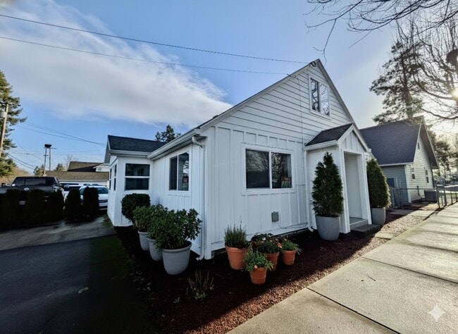 Building Photo - Modern Luxury Meets Small Town Charm in Your New Gladstone Home!