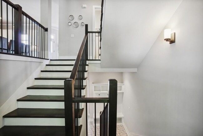 Photo - 692 Drewry St NE