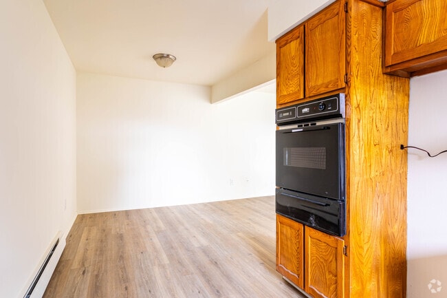 1BR, 1BA - 775SF - Dining Area