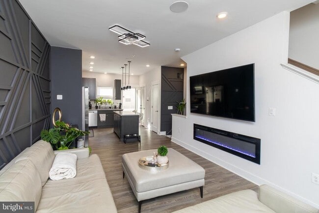 Building Photo - 935 Sycamore Dr SE