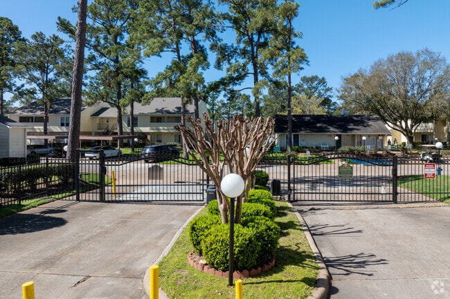 Alternar - Trophy Club Condominiums