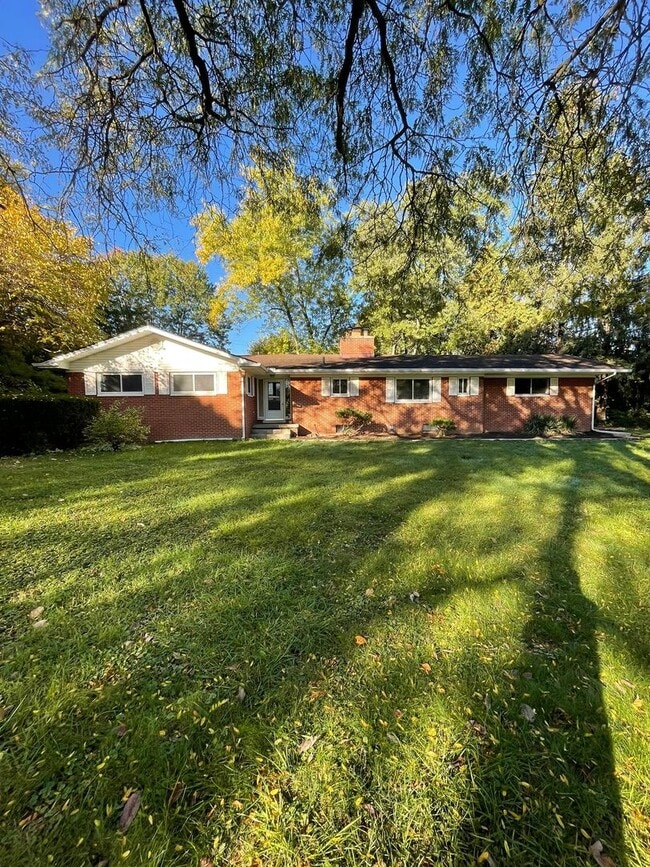 Building Photo - Beautiful Three Bedroom Home