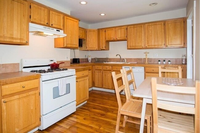 Building Photo - 1 Torpie St Unit 3