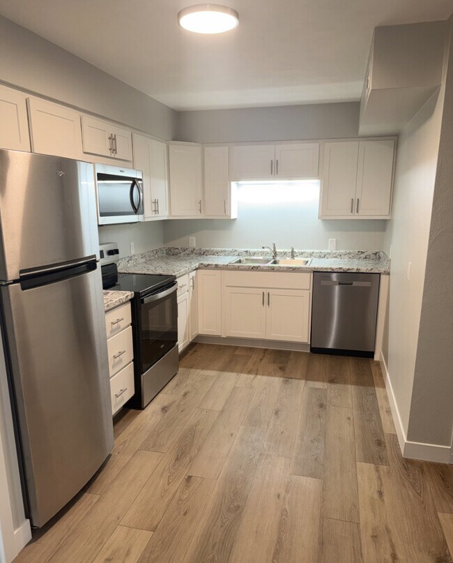 42nd St Apartments