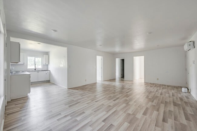 Photo - 725 E Morton St