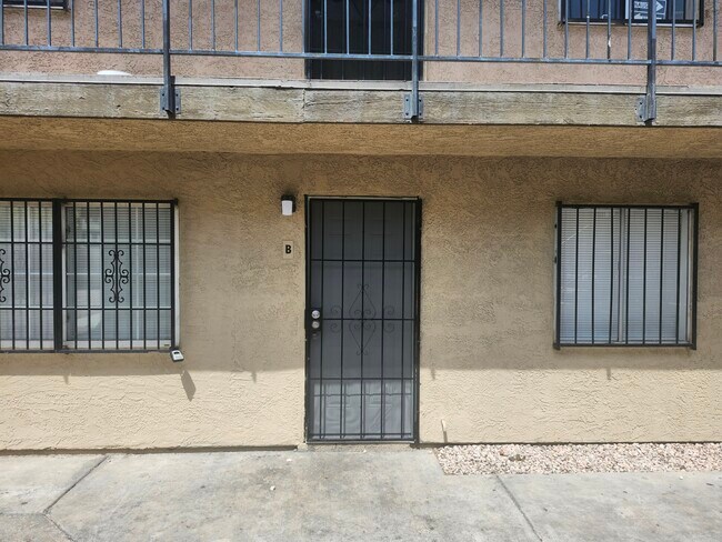 Photo - 3437 E Cheyenne Ave Apartments Unit B