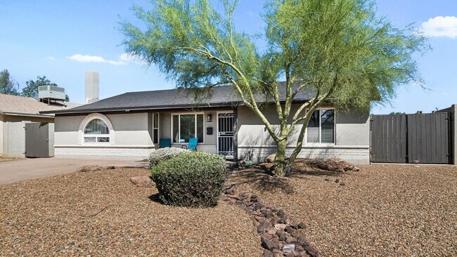 Photo - 208 E Oxford Dr
