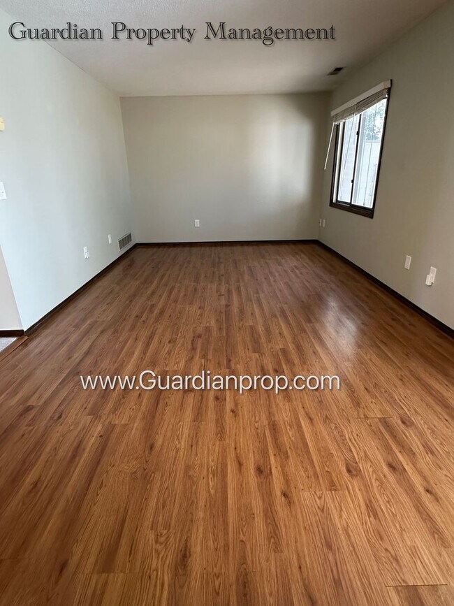 Burnsville Town Home, 1 Car Attached Garag... Townhome Rental in