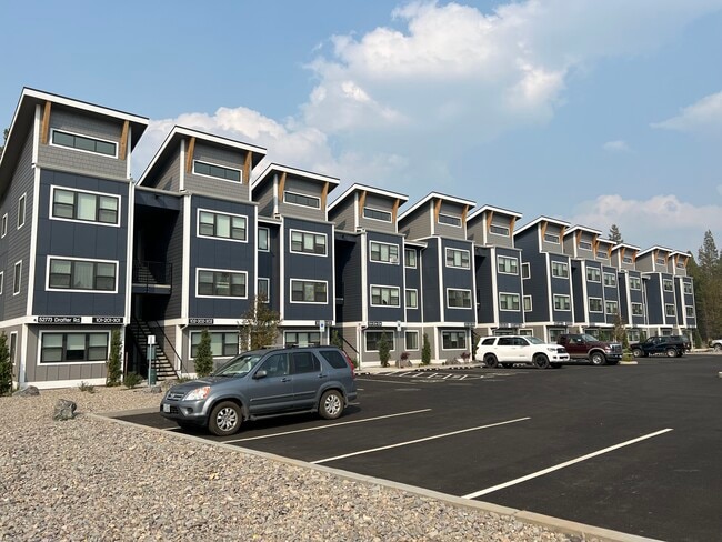 Building Photo - Pine View Rental