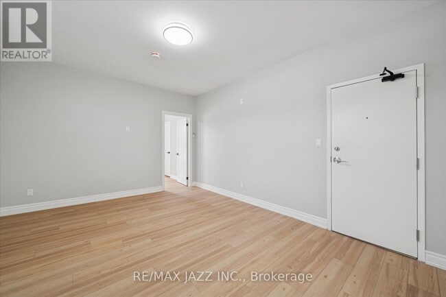 Photo - 251 Simcoe St S Unité 201