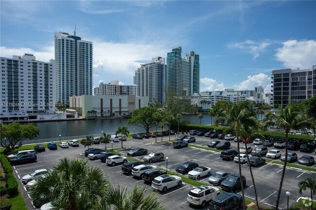 Building Photo - 800 Parkview Dr Unit 512 Rental