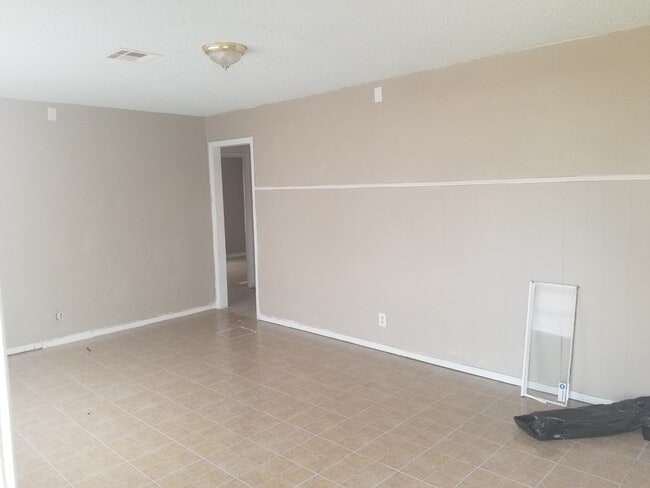 Photo - 230 e 52nd pl n