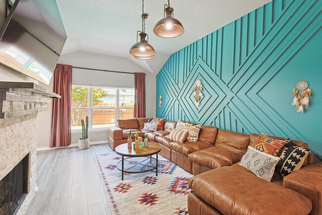 Building Photo - 915 Santa Fe Dr Rental
