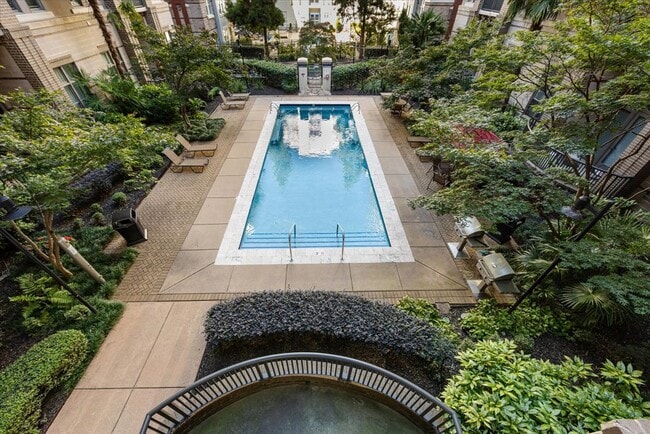 Photo - 718 W Trade St