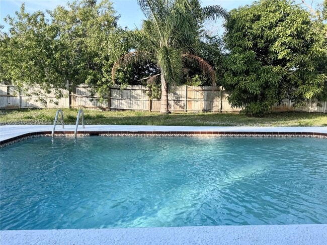 Building Photo - 121 NE Prima Vista Blvd