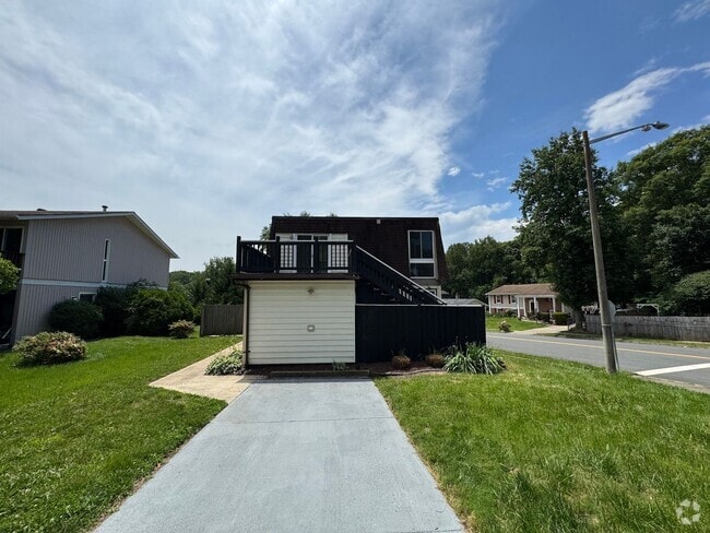 Building Photo - Relaxing 3 Bed 2.5 Bath Single Family Home...