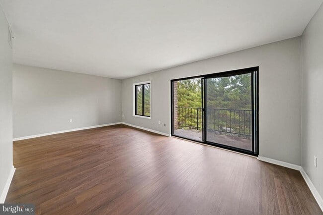 Building Photo - 6934 Hanover Pkwy Unit 402