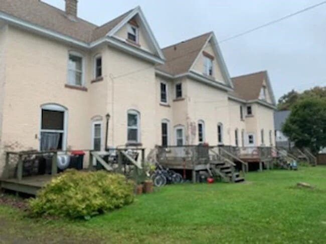 Private rear deck and shared backyard - 510 7th St Unit 510