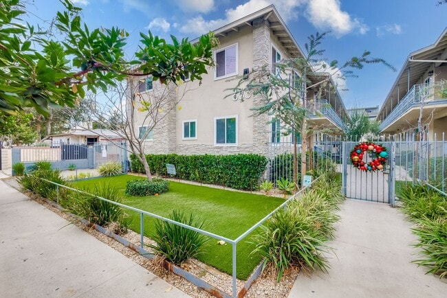 Photo - Modern Courtyard-Style Living in Hyde Park...