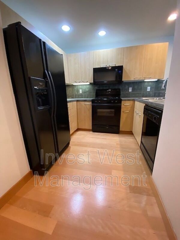Photo - 300 W 8th St