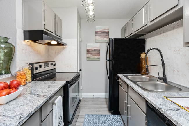 Photo - Del Mar Apartments