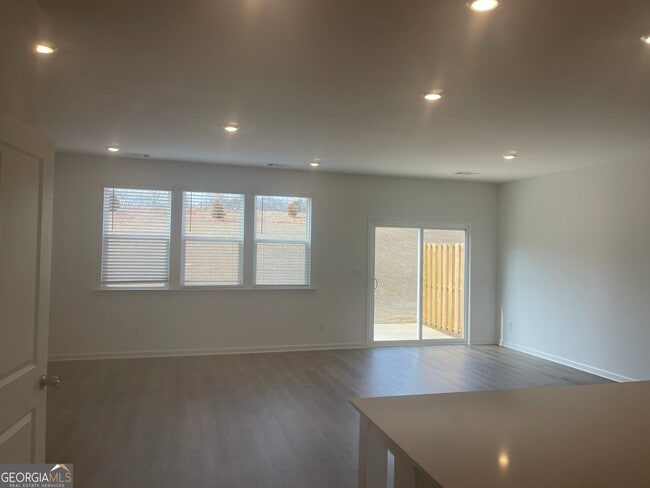 Photo - 109 Milledge Cmns Dr NE