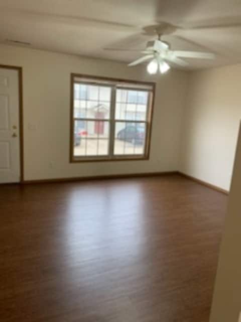 Plenty of natural light - living room - 405 Franklin St Unidad 2