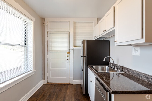 1BR, 1BA - 920SF