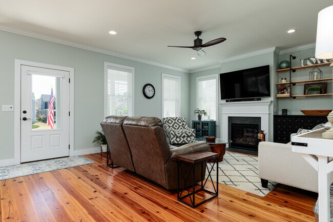 Living Room - 150 Manning Sq