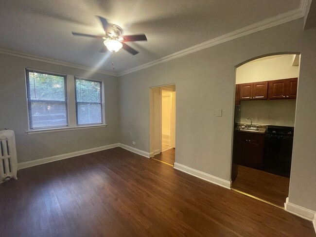 Building Photo - 652 W Sheridan Rd Unit #506