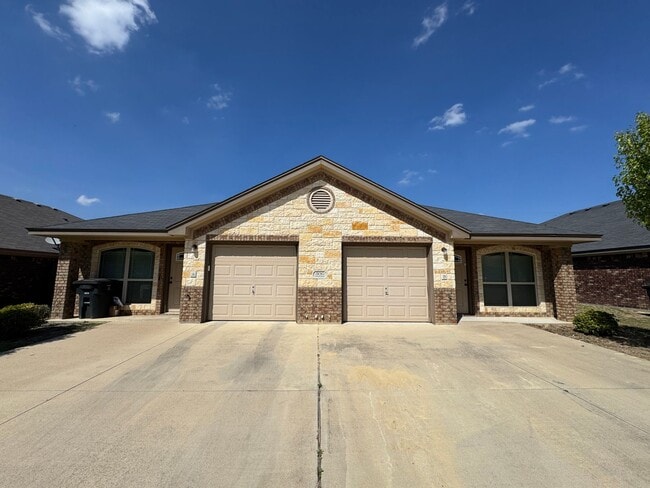 Building Photo - 506 Sladecek Dr Unit B